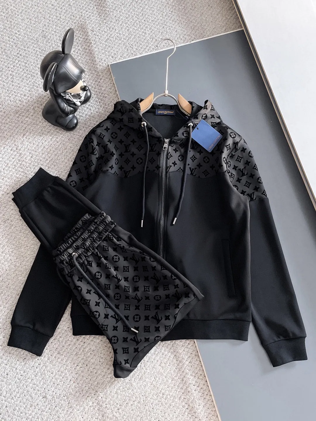 🅿️720 [LV Louis Vuitton] hot-selling suit is coming. Focus on the original version of the official website. 2025 new hot-selling cardigan and sweatshirt suit. The original order is the best. 🇭🇰The meticulous work of top designers. It has a fitting and perfect upper body effect. All-natural high-quality Tencel Roman cotton 100%, close-fitting comfort, noble and elegant! Original hardware embodies elegance and nobility! Counter size: M-3XL (maximum wear up to 190 pounds)